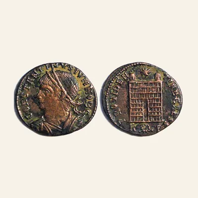 Avers, pour Constantine II Caesar AE3 PROVIDENTIAE CAESS Campgate, atelier de Rome, 327 AD, RIC RIC 289
