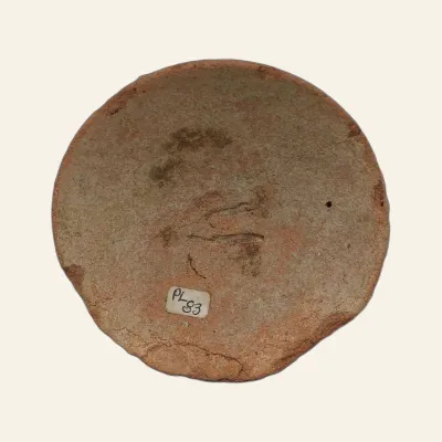 Revers, pour Couvercle d’urne en poterie – Civilisation romaine, 1er-3e siècle ap. J.-C., 1er-3e siècle ap. J.-C.