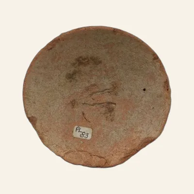 Revers, pour Couvercle d’urne en poterie – Civilisation romaine, 1er-3e siècle ap. J.-C., 1er-3e siècle ap. J.-C.
