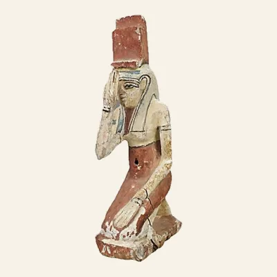 Avers, pour Isis en deuil agenouillée en bois stuqué et polychrome – période ptolémaïque – avec certificat d’authenticité...