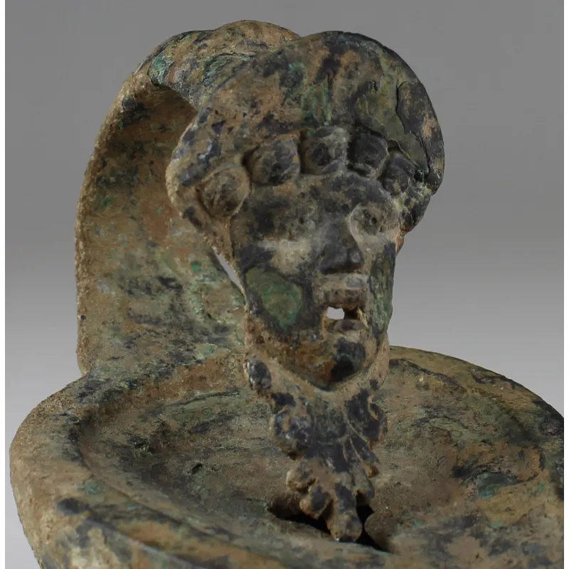 Avers, pour Romain — Lampe à huile with theatre mask handle — Ier siècle ap. J.-C., Ier siècle ap. J.-C.