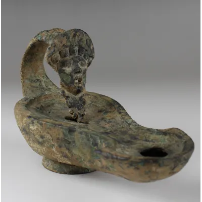 Revers, pour Romain — Lampe à huile with theatre mask handle — Ier siècle ap. J.-C., Ier siècle ap. J.-C.