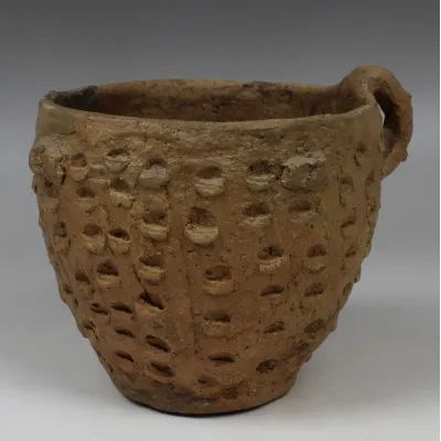 Avers, pour Bronze Age, Europe — Single handled beaker with knob decoration — 1200 - 750 av. J.-C., 1200 - 750 av. J.-C.
