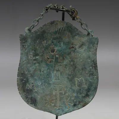 Avers, pour Byzantin — Pilgrims badge / Plaque with incised cross and inscription with original suspension chain — 5e - 8e...
