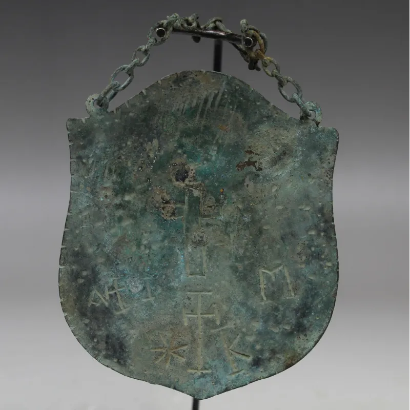 Avers, pour Byzantin — Pilgrims badge / Plaque with incised cross and inscription with original suspension chain — 5e - 8e...