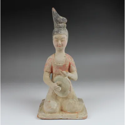 Avers, pour Chinese, Tang Dynasty — Statuette of a musician — 7e siècle - 10e siècle ap. J.-C., 7e siècle - 10e siècle ap....