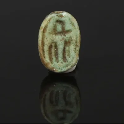 Avers, pour Égyptien — Scaraboïde for pharaoh Apopi II — Second Intermediate Period, 15e Dynasty, 1580 - 1540 av. J.-C....