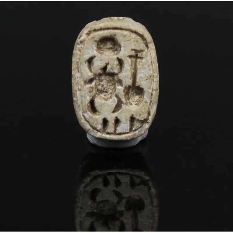 Avers, pour Égyptien — Scaraboïde of pharaoh Akhenaten with and Udjat eye on the back — Amarna Period, 14e siècle av. J.-C....