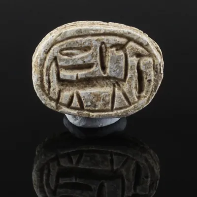 Avers, pour Égyptien — Scaraboïde with horse with schematic signs with inscription Amun — New Kingdom, 1550 - 1070 av....