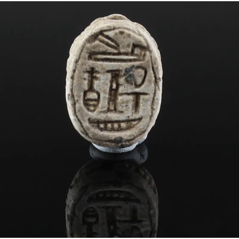 Avers, pour Égyptien — Scarab with ideograms (including nefer = “luck”, djed-pillar = “endurance”, ankh = “life”, as a wish...