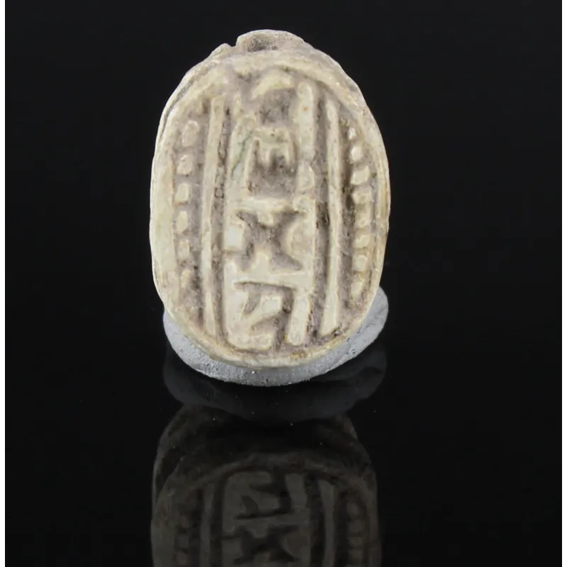 Avers, pour Égyptien — Scaraboïde with “Menkheperre” (Thutmose III), representing pharaonic power — New Kingdom, 1200 - 1000...