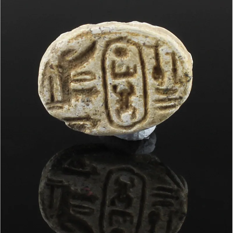 Avers, pour Égyptien — Scaraboïde with prenomen of Thutmose III in cartouche (“Menkheper-Re”) flanked by royal titles “the...