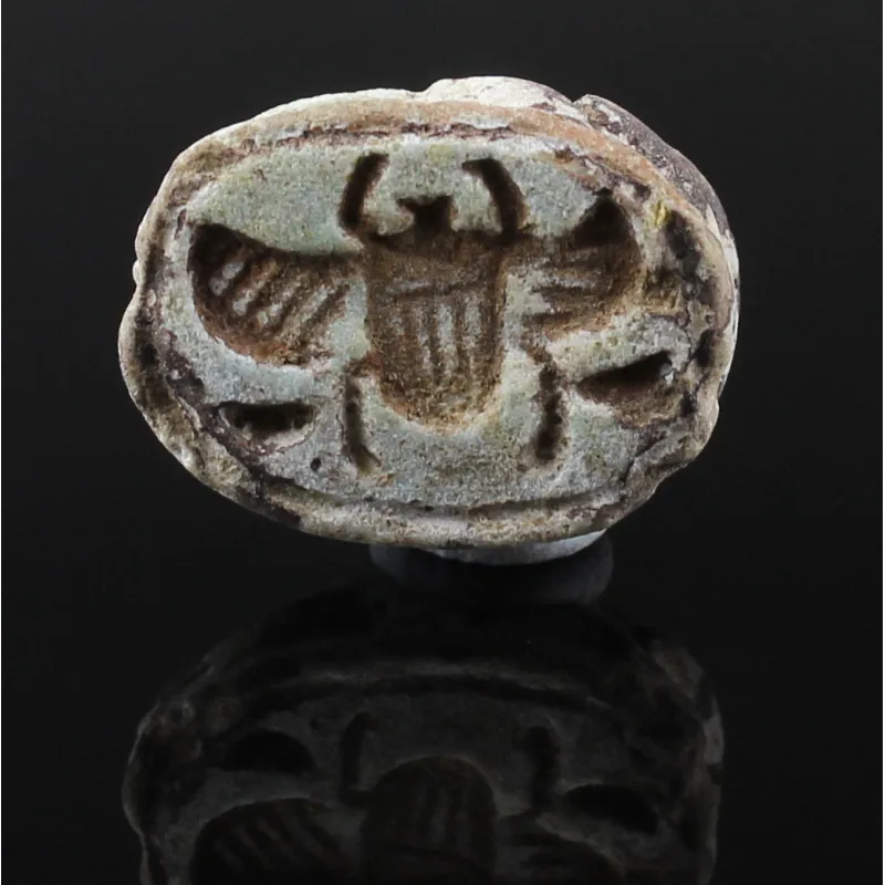 Avers, pour Égyptien — Scaraboïde with winged scarab beetle — New Kingdom / Third Intermediate Period, 1550 - 1070 av....