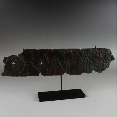 Avers, pour Étrusque — Sheet decoration, possibly a belt fitting, with repoussé technic. Depicts a procession of warriors...