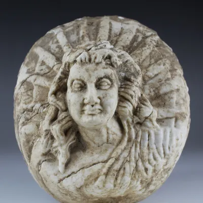 Avers, pour Greek, Near Eastern — Architectonical fragment of Helios — 323 - 31 av. J.-C., 323 - 31 av. J.-C.