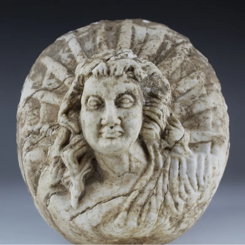 Avers, pour Greek, Near Eastern — Architectonical fragment of Helios — 323 - 31 av. J.-C., 323 - 31 av. J.-C.