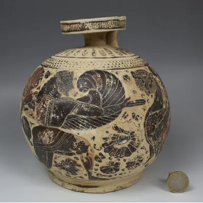 Avers, pour Greek, Corithian — Aryballos (Oil bottle) depicting a winged deity and winged panther — 7e - 6e siècle av....