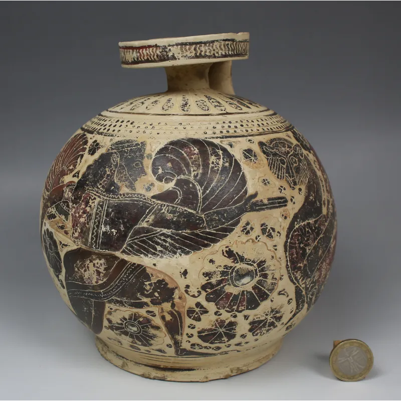 Avers, pour Greek, Corithian — Aryballos (Oil bottle) depicting a winged deity and winged panther — 7e - 6e siècle av....