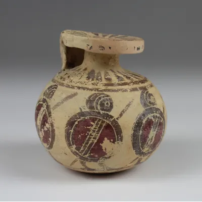 Avers, pour Greek, Etrusco – Corinthian — Aryballos with hoplites — 6e siècle av. J.-C., 6e siècle av. J.-C.