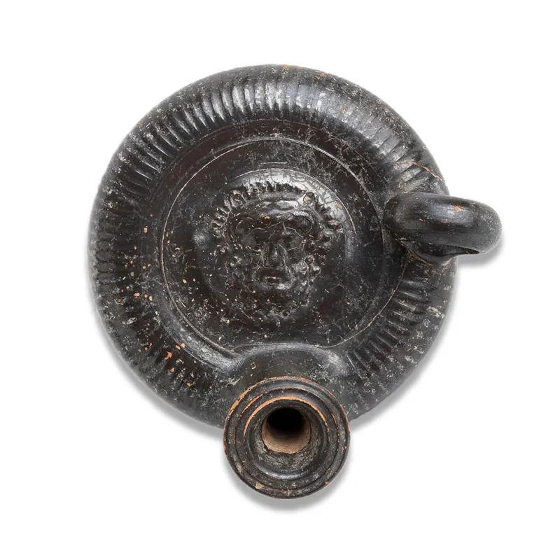 Avers, pour Greek, Magna Graecia — Guttus with Heracles weaBague lion's skin — 4e - 3e siècle av. J.-C., 4e - 3e siècle av....
