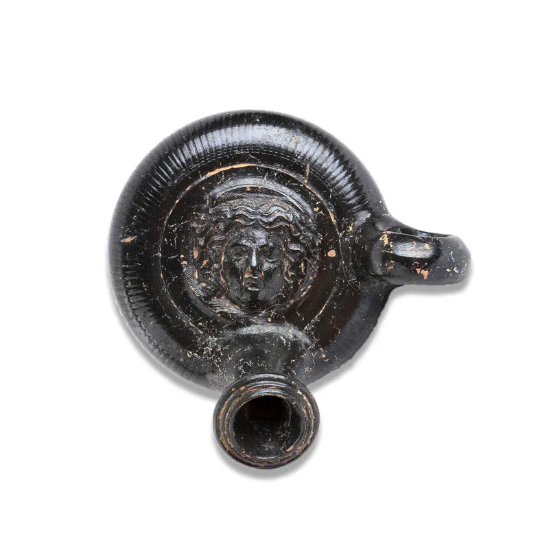 Avers, pour Greek, Magna Graecia — Guttus with Medusa — 4e - 3e siècle av. J.-C., 4e - 3e siècle av. J.-C.