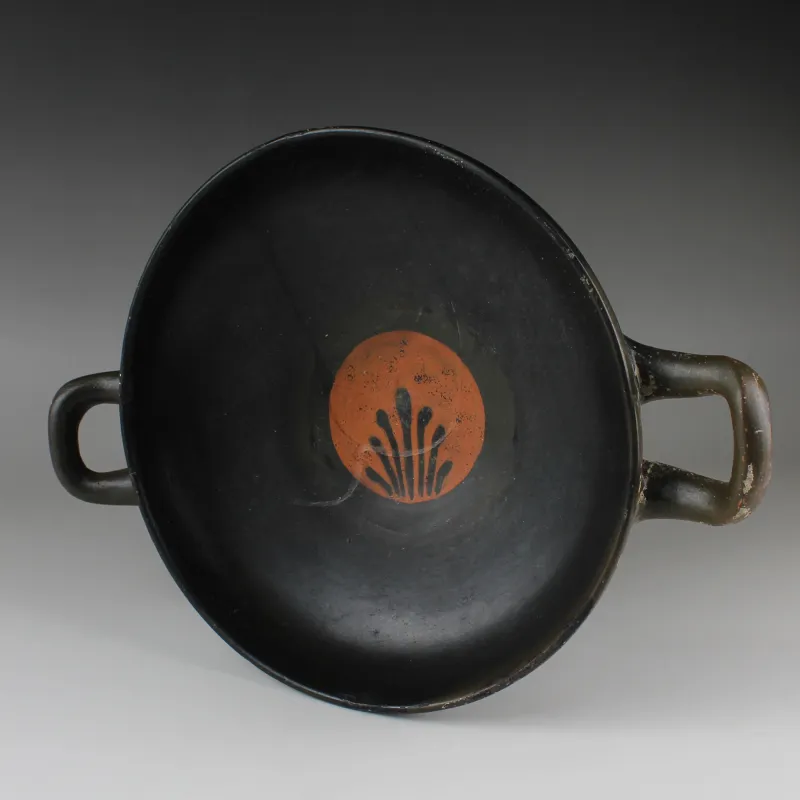 Avers, pour Greek, South Italic Colonies - Apulia — Kylix with a palmette — 4e siècle av. J.-C., 4e siècle av. J.-C.