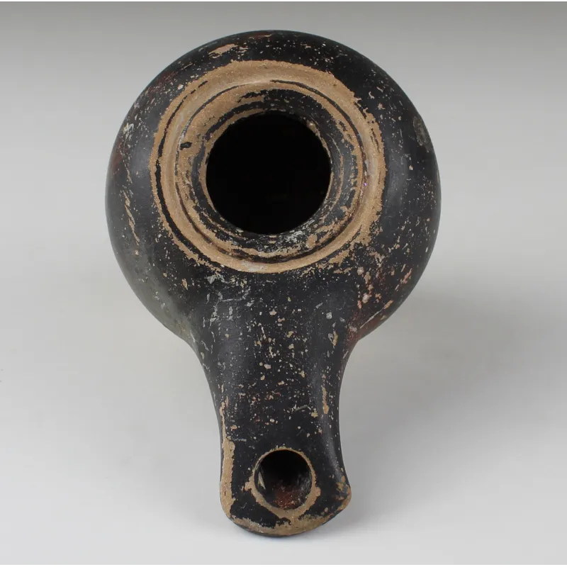 Avers, pour Grec — Lampe à huile, Type Howland 25 A — 4e siècle av. J.-C., 4e siècle av. J.-C.