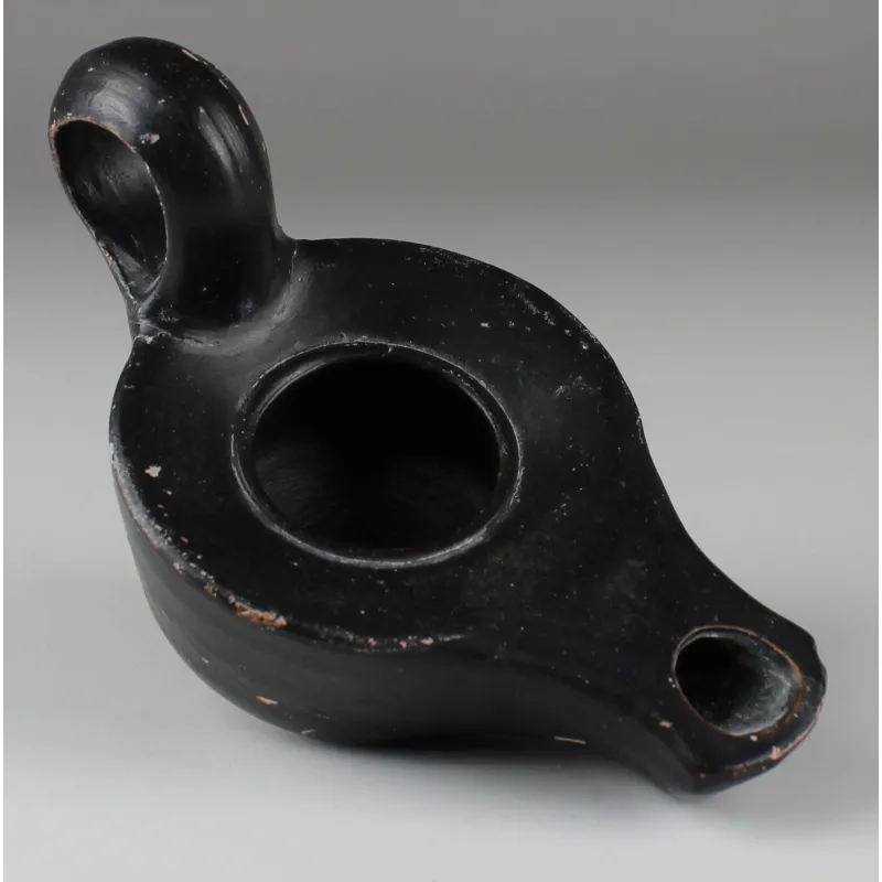 Avers, pour Grec — Lampe à huile, Type Apulian and Cnidian — 2e siècle av. J.-C., 2e siècle av. J.-C.