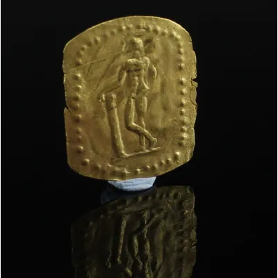 Avers, pour Greek, Hellenistic — Sheet applique with nude male leaning against a column, repoussé technique — 3e - Ier...