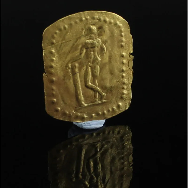 Avers, pour Greek, Hellenistic — Sheet applique with nude male leaning against a column, repoussé technique — 3e - Ier...