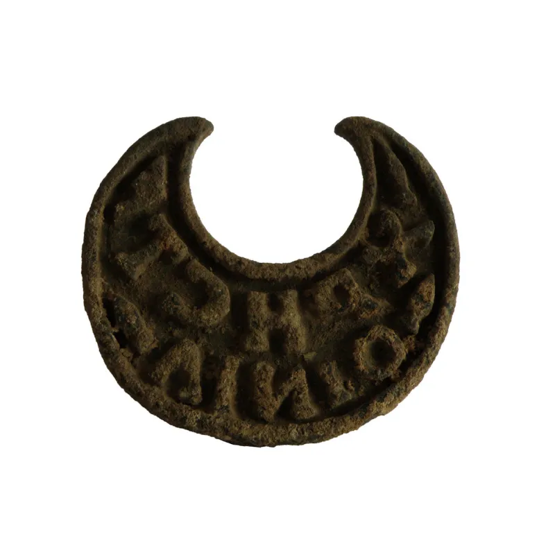 Avers, pour Late Roman / Byzantine — Bread stamp in form of a crescent moon with greek inscription 'XPHCTE / OINIΛ' — 4e...