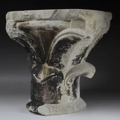 Avers, pour Medieval, France — Corner capital with cross-headed leaf decoration — 13e siècle ap. J.-C., 13e siècle ap. J.-C.