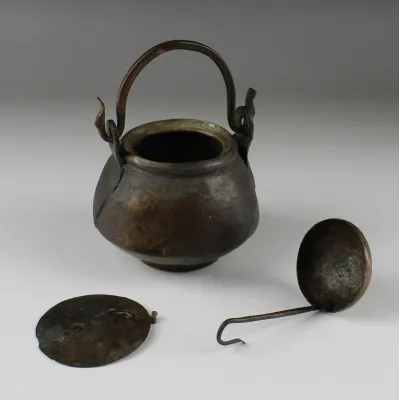 Avers, pour Romain — Body oil set (pot with cover and ladle) — 1e - 2e siècle ap. J.-C., 1e - 2e siècle ap. J.-C.