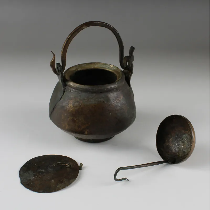 Avers, pour Romain — Body oil set (pot with cover and ladle) — 1e - 2e siècle ap. J.-C., 1e - 2e siècle ap. J.-C.