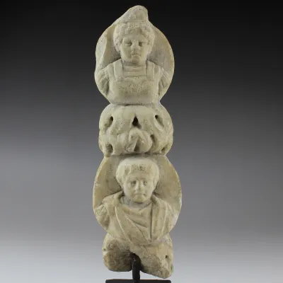 Avers, pour Romain — Fragment of a pilaster with two medallions or tondo with young men portraits — 1e - 2e siècle ap....