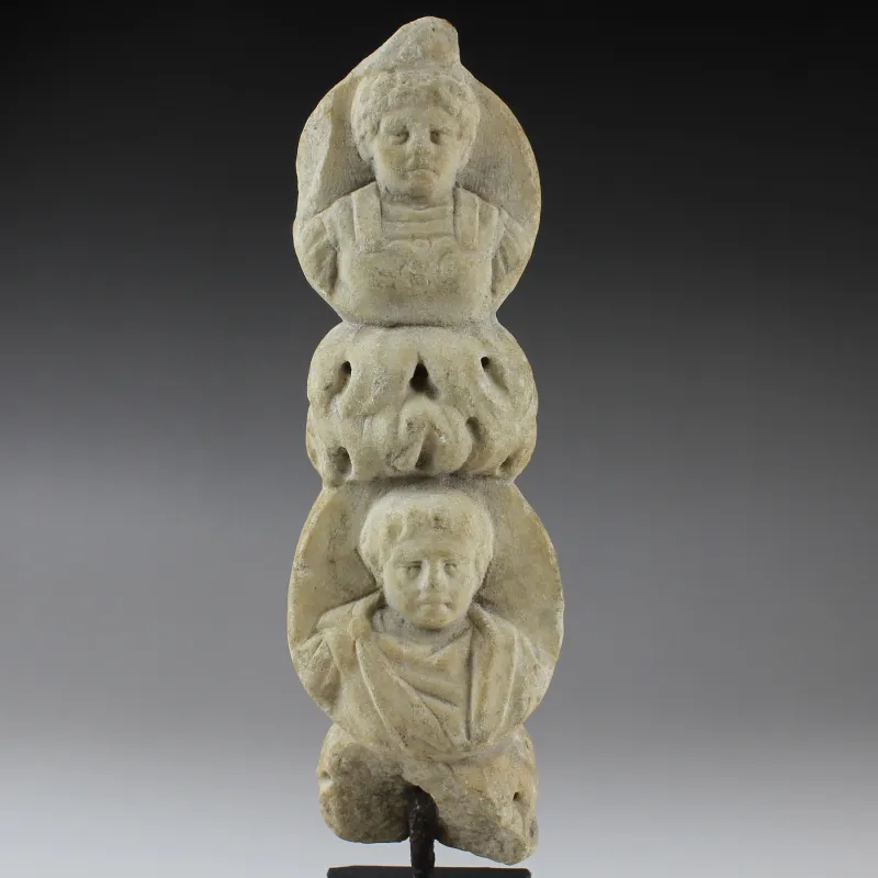 Avers, pour Romain — Fragment of a pilaster with two medallions or tondo with young men portraits — 1e - 2e siècle ap....