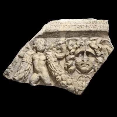 Avers, pour Roman, Asia Minor — Fragment of sarcophagus depicting a Gorgon and Eros with libertus Marcus Aurelius epitaph...