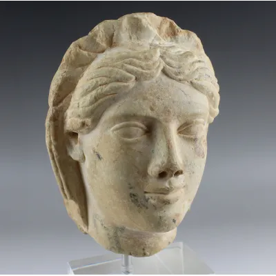 Avers, pour Ancient — Roman head of a woman with a headdress