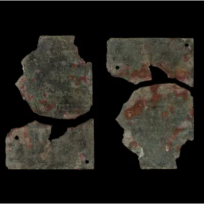 Avers, pour Romain — Military diploma (fragment) by the consuls Ti. Iulio Capito and L. Vitrasius Flaminius — 122 ap. J.-C....
