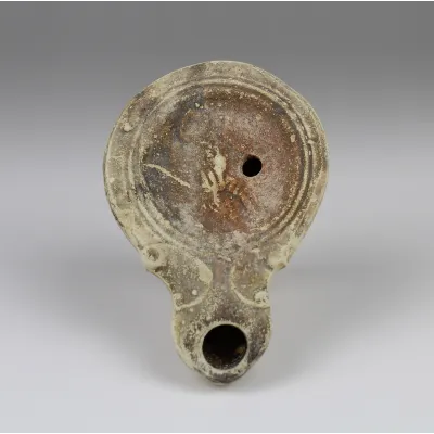 Avers, pour Romain — Lampe à huile with a gladiator, Type Bussiere B III 1 — 1e - 2e siècle ap. J.-C., 1e - 2e siècle ap....
