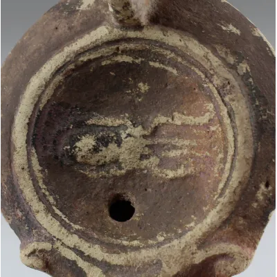 Avers, pour Romain — Lampe à huile with a large cuttlefish (squid or octopus), Loeschcke Type 4. Mold-made — Ier siècle ap....