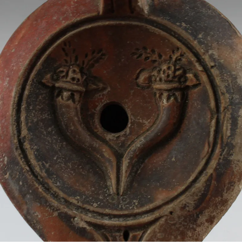 Avers, pour Romain — Factory Lampe à huile with cornucopias and initials stamp, Type Bussiere B IV 3 — 1e - 2e siècle ap....