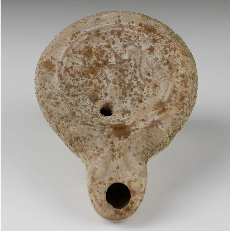 Avers, pour Romain — Lampe à huile with leaves and fruit, Type Bussiere B III 1 — 1e - 2e siècle ap. J.-C., 1e - 2e siècle...