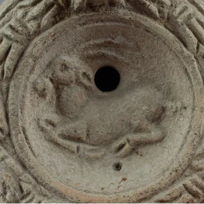 Avers, pour Romain — Factory Lampe à huile with reclining antelope and initials stamp, Type Bussière D X 4 — 175 - 250 ap....