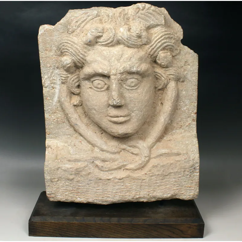 Avers, pour Romain — Relief of Medusa and Hercules knot — 2e - 3e siècle ap. J.-C., 2e - 3e siècle ap. J.-C.