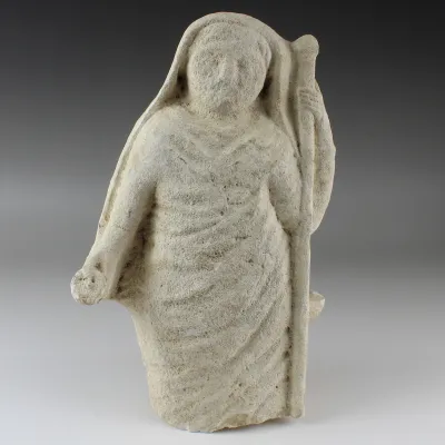 Avers, pour Roman, Palmyra — Relief of robed and veiled priestess holding a patera and staff of authority — 2e siècle ap....
