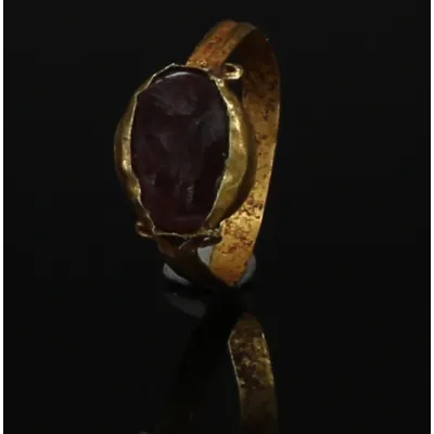 Avers, pour Romain — Bague with red carnelian gem depicting Sol with crown of rays — 2e - 3e siècle ap. J.-C., 2e - 3e...