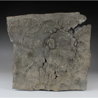 Avers, pour Roman, Southern Lebanon — Sarcophagus panel with character surrounded by floral decoration — 2e - 3e siècle ap....