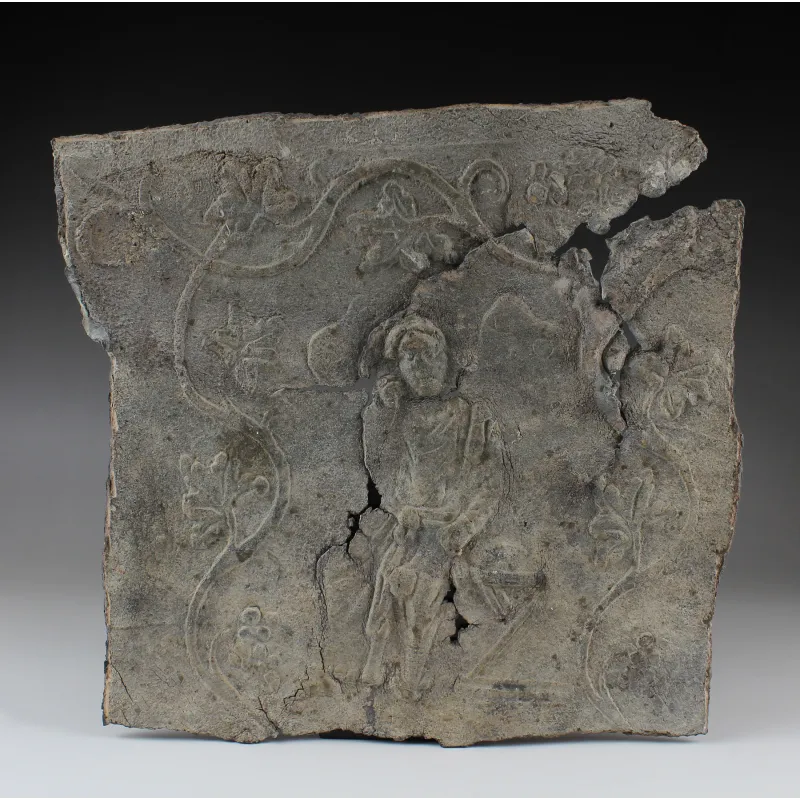 Avers, pour Roman, Southern Lebanon — Sarcophagus panel with character surrounded by floral decoration — 2e - 3e siècle ap....
